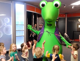 Izzy with toddlers at Scitech